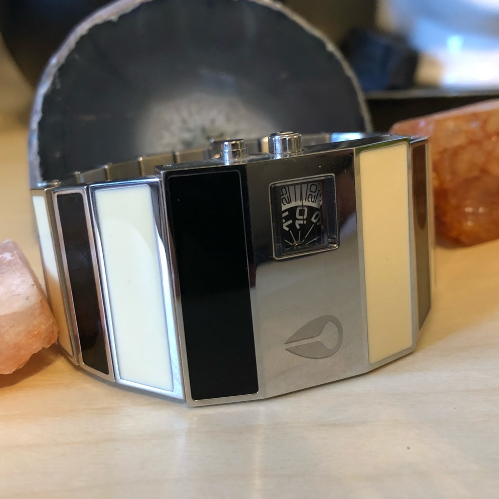 Black and white Rotolog Nixon watch